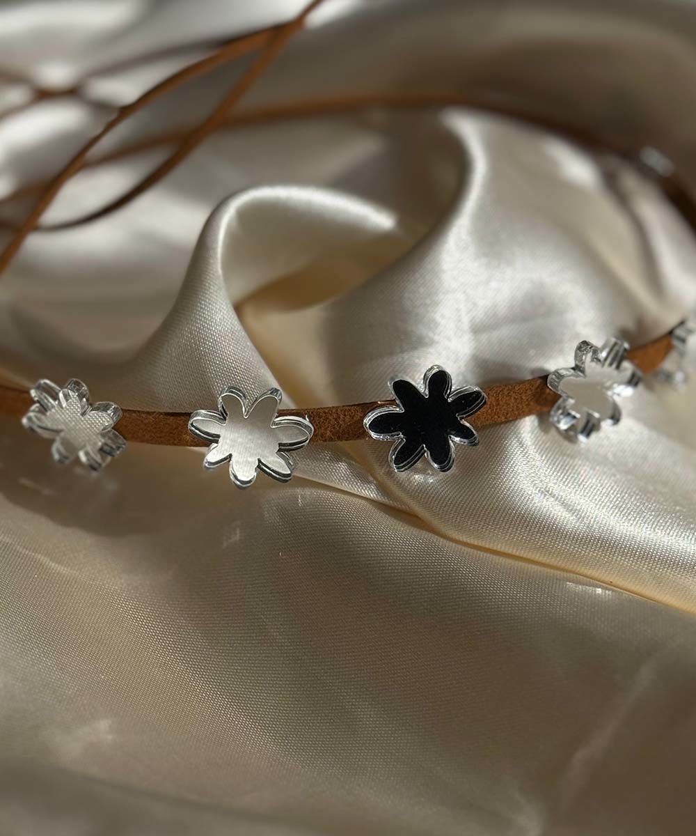 Daisy Choker Marron plateado 