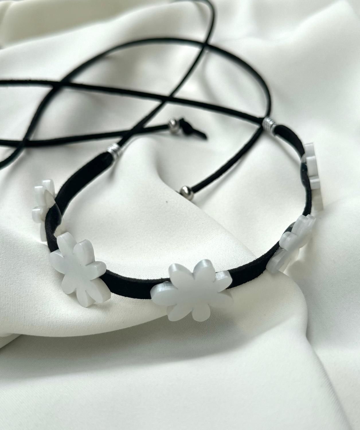 Daisy Choker Black crudo 